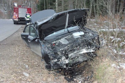 Przypomnijmy do wypadku doszło na drodze powiatowej, na odcinku Sianów &#8211; Ratajki.  Kierujący samochodem osobowym marki Audi A8 jadąc w kierunku Sianowa, na łuku drogi stracił panowanie nad pojazdem, w wyniku czego zjechał na przeciwny pas ruchu i zderzył się czołowo z kierującym samochodem marki Skoda.

Wypadek na trasie Ostrowice - Złocieniec [ZDJĘCIA]

Wypadek - Sianów - Ratajki