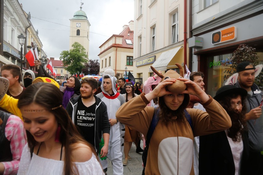 Barwny korowód przeszedł przez Rzeszów. Tak studenci rozpoczęli KultURalia 2019!