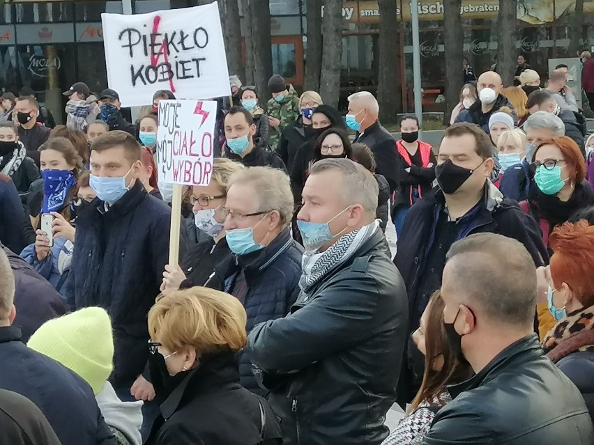 Strajk przy molo w Kołobrzegu. Protestujący poszli pod biuro Czesława Hoca ZDJĘCIA