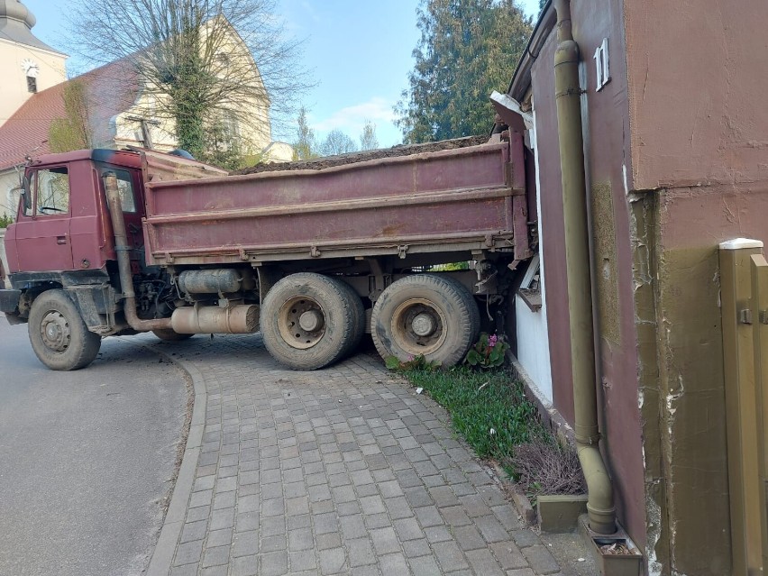 W Ostrorogu ciężarówka stoczyła się i uderzyła w dom [ZDJĘCIA Z DRONA]