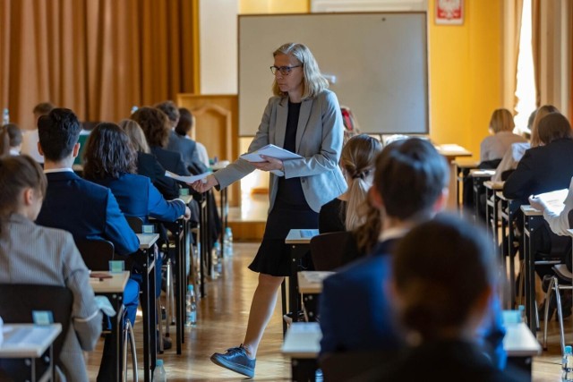 Swoje wyniki egzaminu dojrzałości poznali we wtorek m.in. uczniowie krakowskiego I Liceum Ogólnokształcącego im. Bartłomieja Nowodworskiego (na zdjęciu - tak wyglądała ich matura)