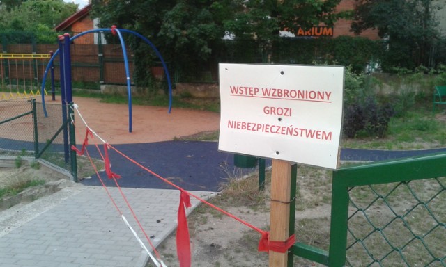 Plac zabaw przy SP 8 w Kaliszu od kilku tygodni jest zamknięty