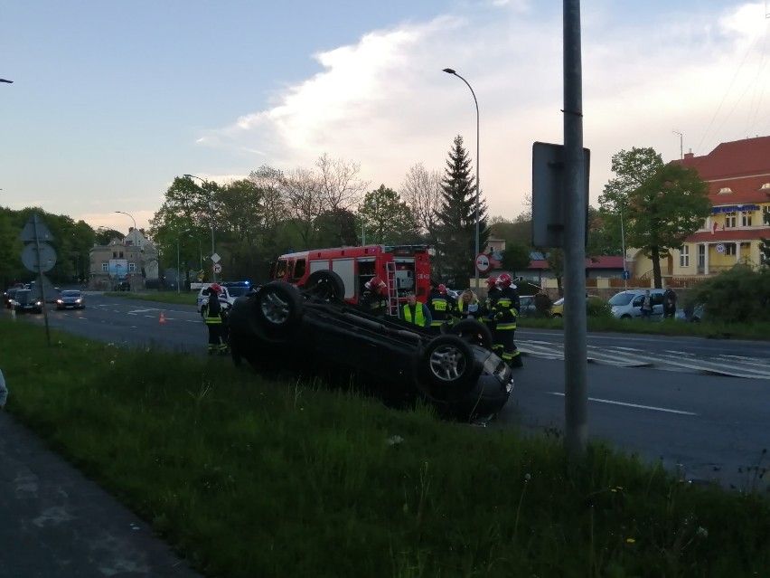 Auto na dachu pod komendą policji w Wałbrzychu! Poważny wypadek na Mazowieckiej [ZDJĘCIA] 