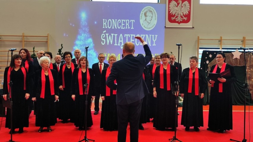 Koncert świąteczny Idą Święta odbył się w Szkole Podstawowej w Kaźmierzu. Wystąpili uczniowie, nauczyciele oraz chór