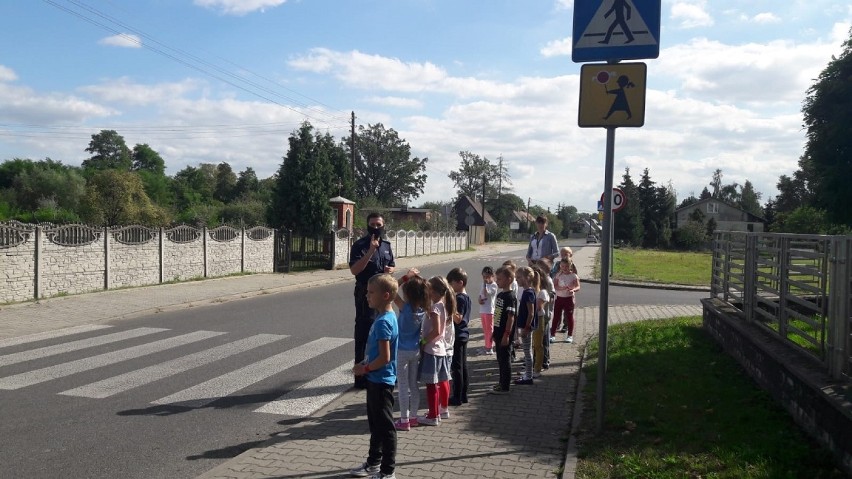 O bezpieczeństwie policjanci w szkołach i przedszkolach Zduńskiej Woli i gminy Zduńska Wola ZDJĘCIA