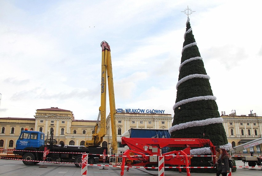 Choinka stanęła przed Galerią Krakowską [ZDJĘCIA]