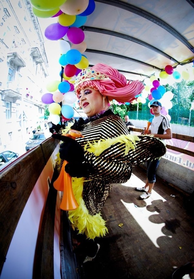 Sama parada wystartowała z ulicy Wiejskiej. Na trasie towarzyszyły nam platformy klub&oacute;w takich jak np. Toro. Oczywiście nie mogło zabraknąć słynnych drag queens. Fot. Mateusz Max Maksiak
