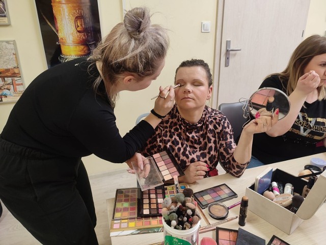 Panie w kijewskim GOK-u uczyły się wykonywania zmysłowego makijażu