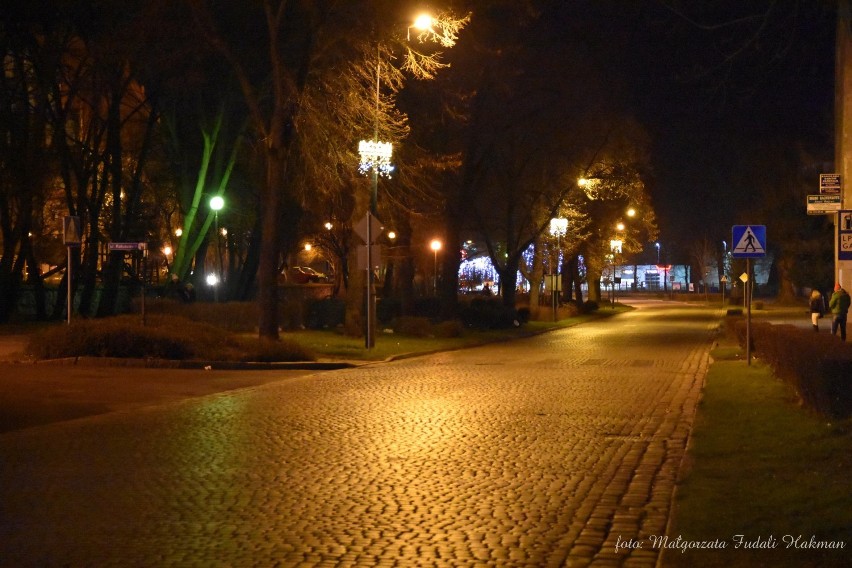 Świąteczny spacer po Żarach. Ulicami miasta spacerują całe rodziny [ZDJĘCIA,WIDEO]