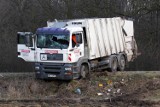 Wypadek na drodze między Groblicami i Kotowicami. Kierowcę śmieciarki zabrał śmigowiec ratunkowy