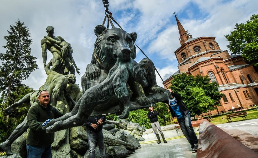 Zdjęli rzeźbę Niedźwiedzicy w fontannie Potop w parku Kazimierza Wielkiego w Bydgoszczy [zdjęcia]