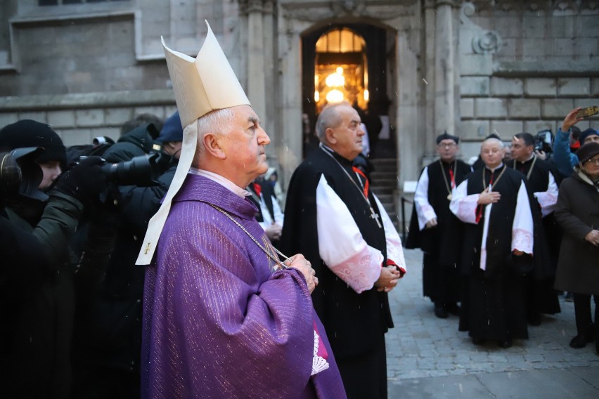 Rozpoczęły się uroczystości pogrzebowe biskupa Pieronka