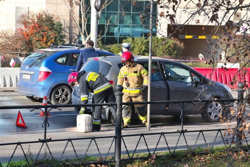 Cztery samochody zderzyły się w okolicach pl. Orląt Lwowskich. Zobacz karambol na zdjęciach