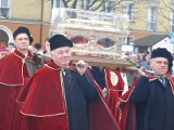Procesja z relikwiami św. Wiktorii na ulicach Łowicza