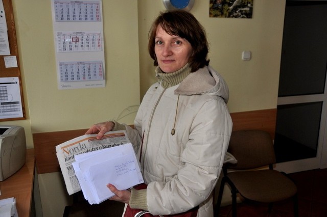 Irena Damps, nauczycielka języka kaszubskiego w Szkole Podstawowej w Łapalicach, przyniosła prace swoich uczniów