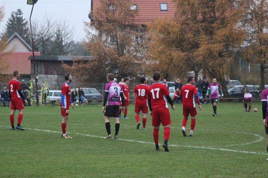 Wiekowianka grała w czerwonych strojach