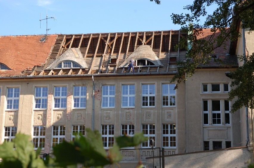 Remont dach I LO w Szczecinku pozwolił zajrzeć na jego...
