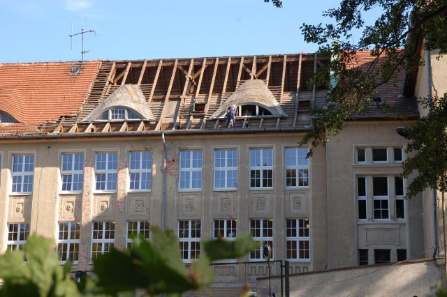 Remont dach I LO w Szczecinku pozwolił zajrzeć na jego strych
