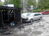 Ul. Wileńska: Spłonął śmietnik i zaparkowane obok samochody