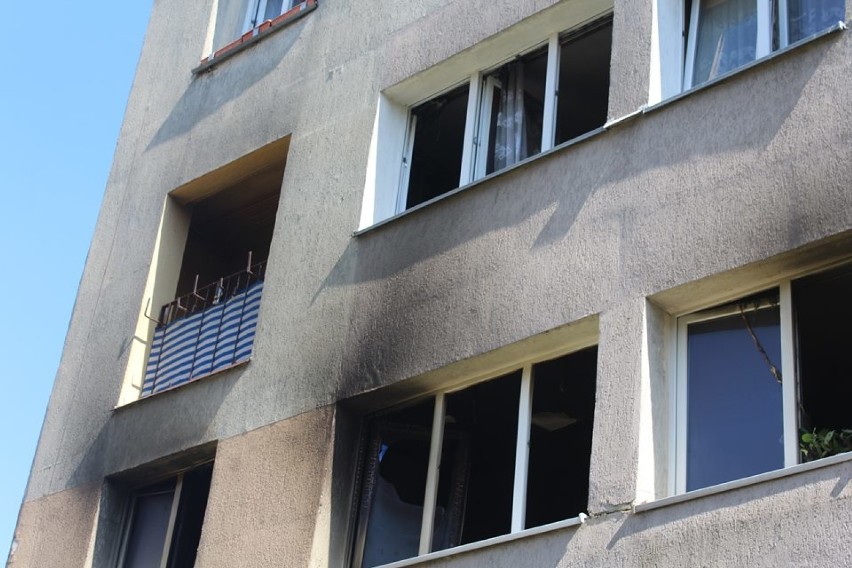 Groźny pożar bloku w Polkowicach. Ogień uszkodził dwa mieszkania