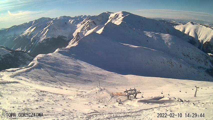 Tatry. Wyjątkowo piękny dzień w górach. Ale uwaga na lawiny i zdradliwe nawisy śnieżne