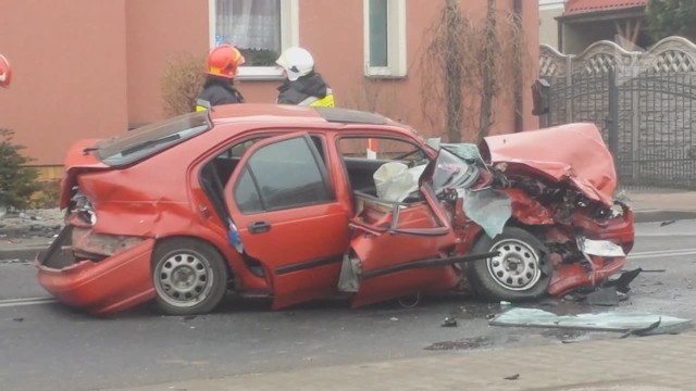 Wypadek w Nakle Śląskim. Po rannych w czołowym zderzeniu przyleciał helikopter LPR