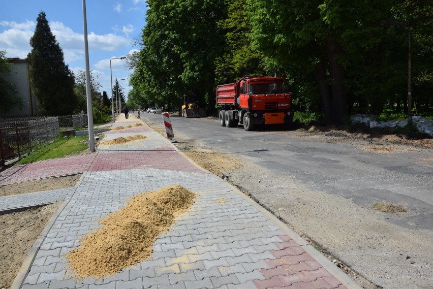 Drogowa inwestycja w Szczekocinach. Budują m.in. nowe chodniki