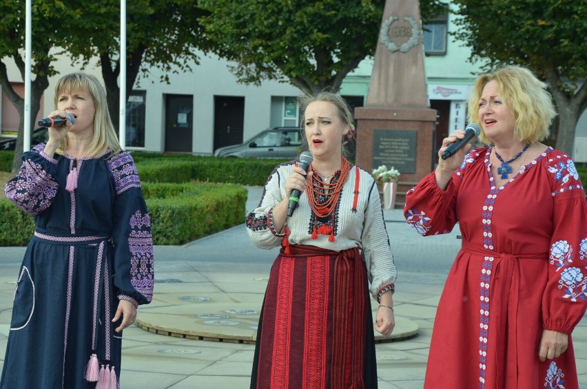 "Kulturalnie dla Ukrainy" na rynku w Książu Wielkopolskim. Wystąpili aktorzy i soliści zza naszej wschodniej granicy [zdjęcia]