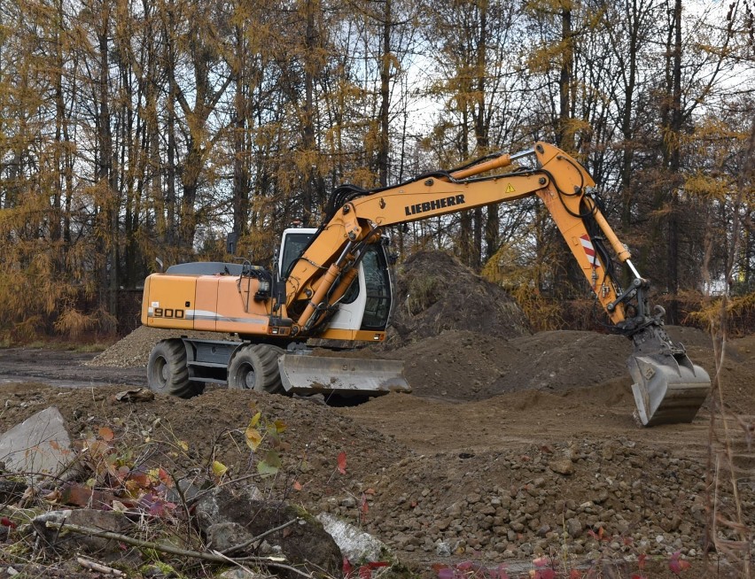 Nowy park handlowy w Oświęcimiu. Przy ulicy Legionów ruszyła budowa wielkopowierzchniowej placówki handlowej [ZDJĘCIA]