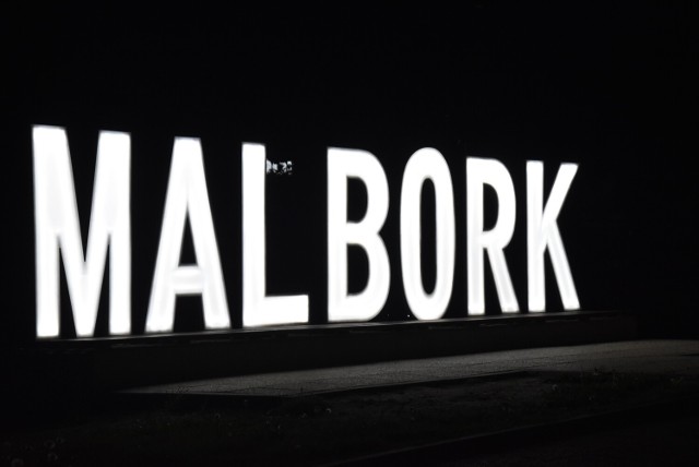 To jedna z ostatnich realizacji. Przestrzenny napis "Malbork" został wybrany w Budżecie Malborskim 2021, ale jego montaż zakończył się w 2022 roku. 