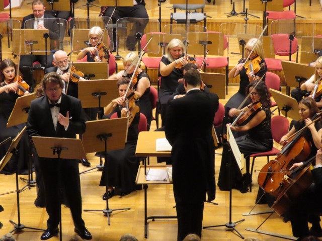 Drugą część koncertu rozpoczęła uwertura do opery „Wesele Figara” z 1786 r. Wolfganga Amadeusza Mozarta.