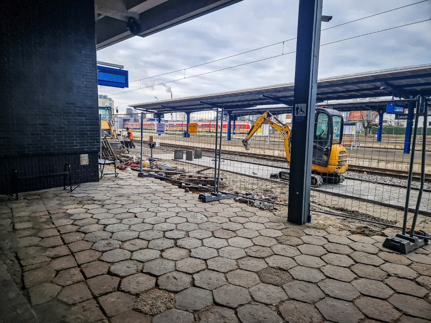 Na peronie trzecim leszczyńskiego dworca kolejowego trwa...