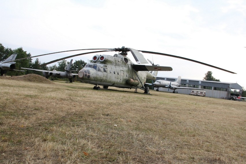 Dwa cenne eksponaty - śmigłowiec Mi-6 oraz samolot Mirage...