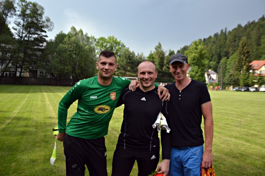 Piotr Lewandowski (z lewej), który zmienił kończącego...