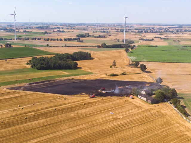 Na polu w Zakrzewie w powiecie grudziądzkim paliło się rżysko i bele słomy