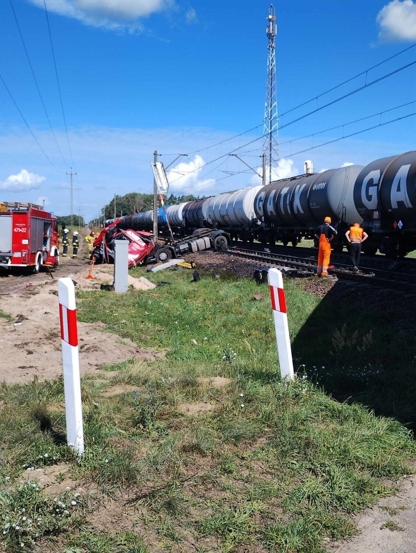 Wypadek na przejeździe kolejowym w Osówie. Ciężarówką wjechał pod pociąg. Kierowcę zabrano do szpitala śmigłowcem