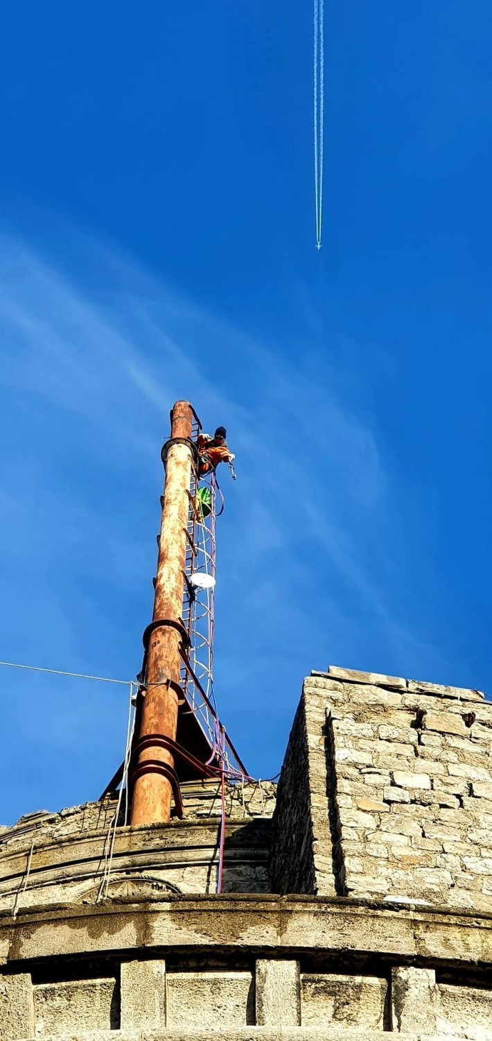 Na Wieży Gocławskiej w Szczecinie pracowali alpiniści! Niecodzienna i trudna akcja [ZDJĘCIA]