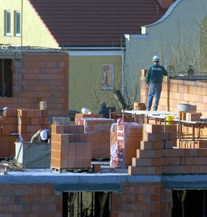 Kto przed 1 maja 2004 kupował materiały budowlane na budowę domu, może dostać z powrotem część VAT - Fot. P. Jasiczek