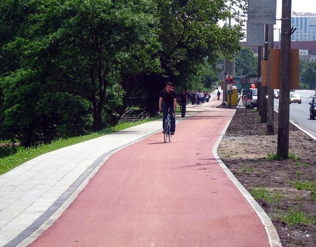 Ścieżka rowerowa z czerwonego asfaltu w Gdańsku