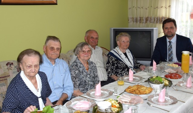 Wiekowa rodzeństwo przynajmniej raz w roku spotyka się przy wspólnym stole. Na zdjęciu brakuje 98-letniej Marii, której stan zdrowia nie pozwala już na wychodzenie z własnego domu