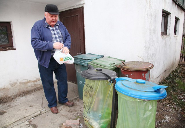 Zenon Krasoń z Piotrkowa za wywóz śmieci płaci teraz 28 zł miesięcznie. Obawia się, że nowe stawki będą dla niego mniej korzystne