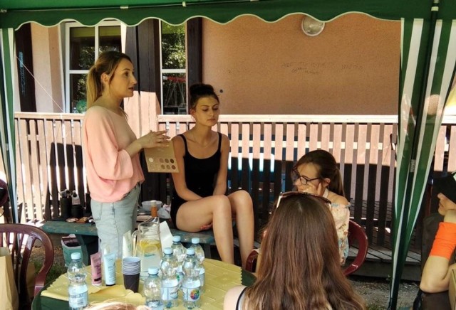 Nastolatki z Domu Dziecka w Opolu dostały nie tylko gamę produktów do makijażu, ale również fachową poradę, jak dbać o cerę. Kosmetyki zebrane w ramach kolejnej akcji mają szansę trafić do dziewcząt z placówki w Skorogoszczy.