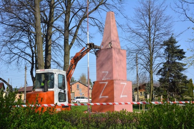 Obeliski upamiętniające Armię Czerwoną w dąbrowskich dzielnicach Gołonóg oraz Strzemieszyce przechodzą do historii. W czwartek 28 kwietnia usunięty został ten w Gołonogu, trwa demontaż drugiego, w Strzemieszycach 

Zobacz kolejne zdjęcia/plansze. Przesuwaj zdjęcia w prawo - naciśnij strzałkę lub przycisk NASTĘPNE