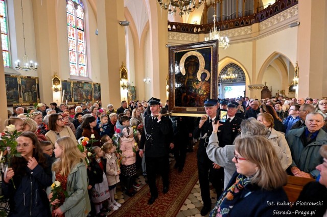 Obraz Matki Bożej Jasnogórskiej w Sanktuarium Księżnej Sieradzkiej. Tłumy wiernych