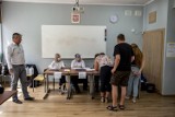 Wybory prezydenckie: W poznańskich lokalach wyborczych bez kolejek. "Jest spokojniej niż 2 tygodnie temu"