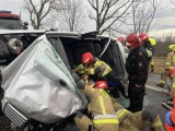 Wypadek na DK94 w Gniewomirowicach na Dolnym Śląsku. Samochód dachował, jedna osoba zakleszczona w pojeździe ZDJĘCIA