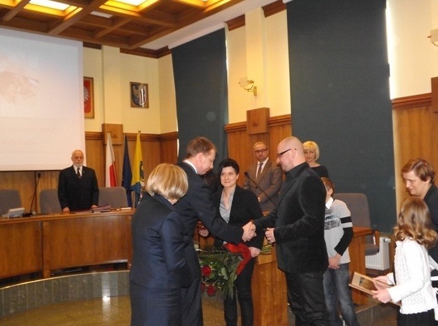 Ruda Śląska: Wręczono medale dla zasłużonych. Odebrali je dzieci państwa Blachów