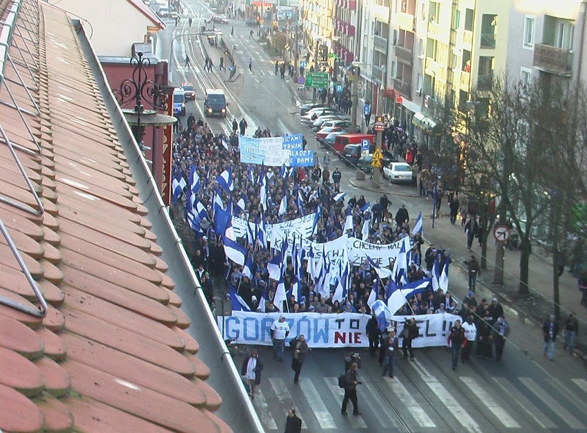 Wielki marsz kibiców rozpoczął ciekawe wydarzenia w Gorzowie...