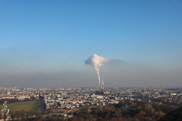 Taki widok nad Krakowem nie wróży nic dobrego. Dane pokazują, że widzimy go jednak znacznie rzadziej niż kilka lat temu.