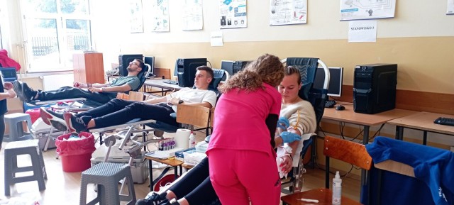 Pierwsza, w nowym roku szkolnym, akcja krwiodawstwa w jędrzejowskim "Grocie". 31 osób oddało razem prawie 14 litrów krwi. Więcej na kolejnych zdjęciach